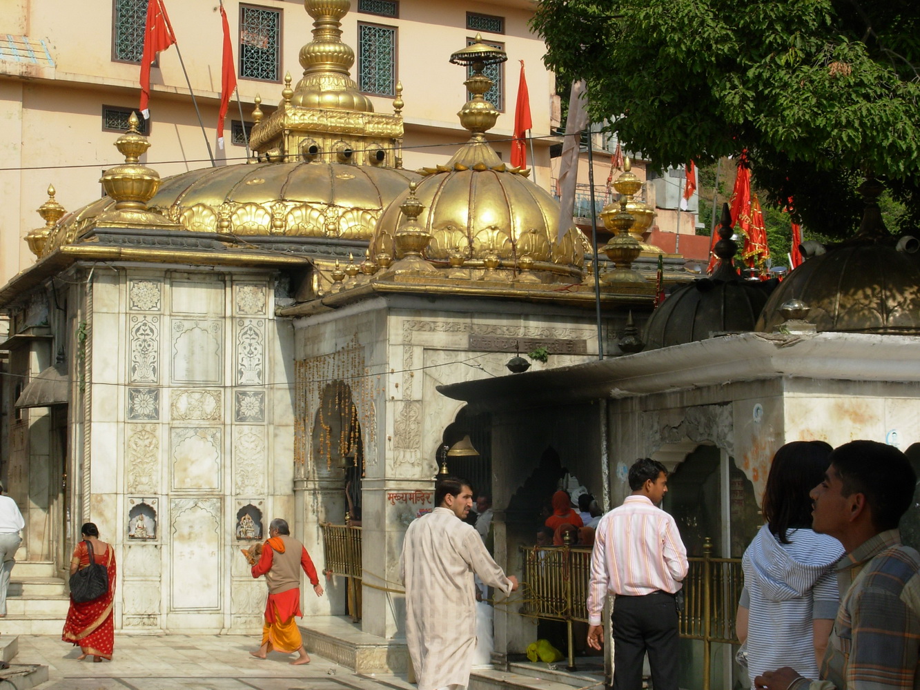 Jwalamukhi Temple with its eternal flame in Kangra