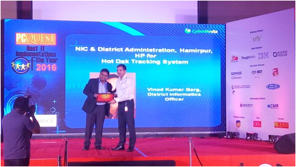 Sh. Vinod Garg, DIO Hamirpur, receiving the award on behalf of NIC Himachal Pradesh